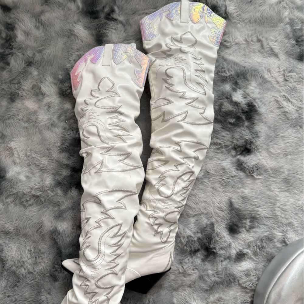 Stylish White Embroidered Women's Boots